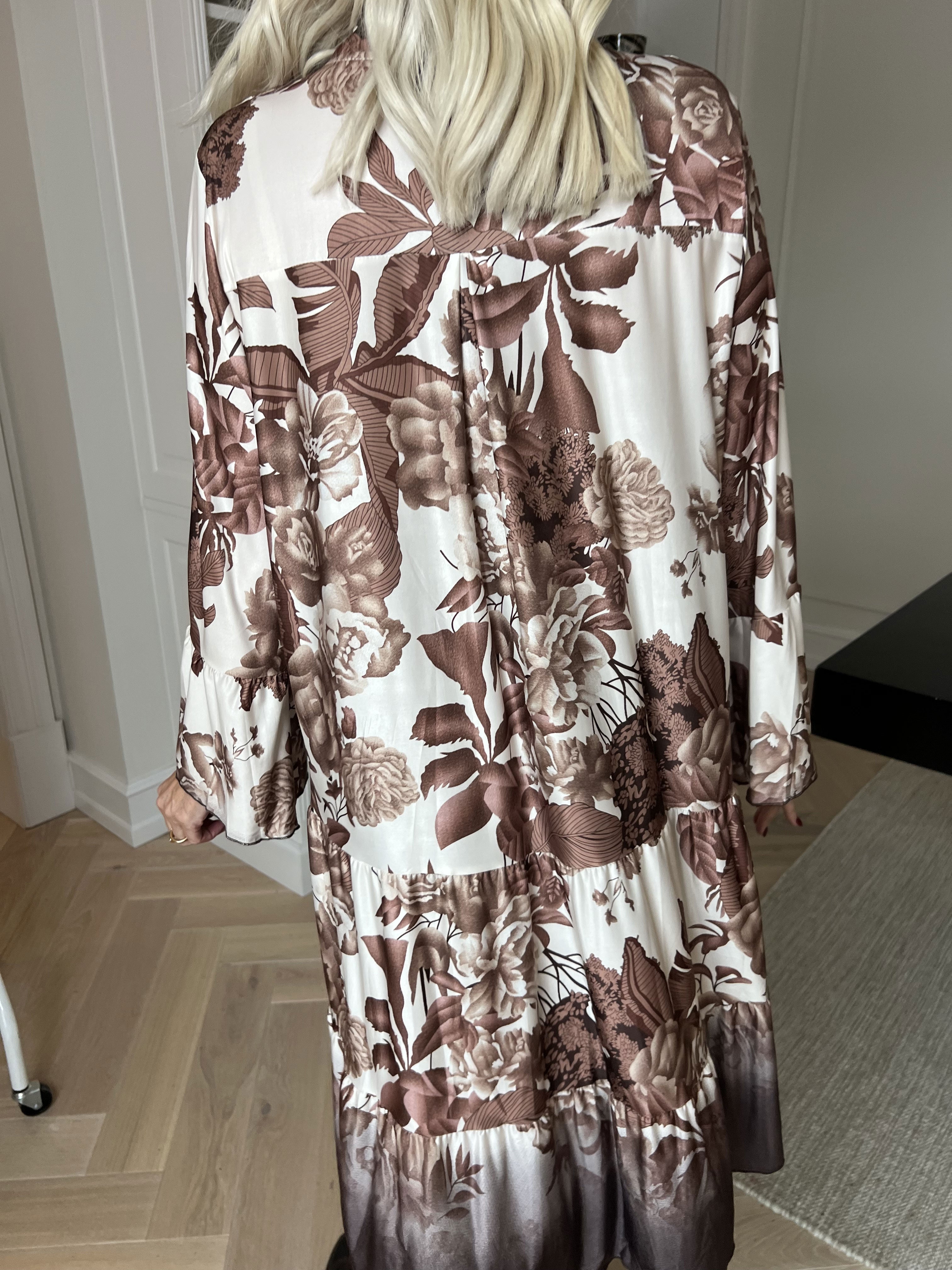 Milania Flower - Elastisk blomstret kjole med flæselag